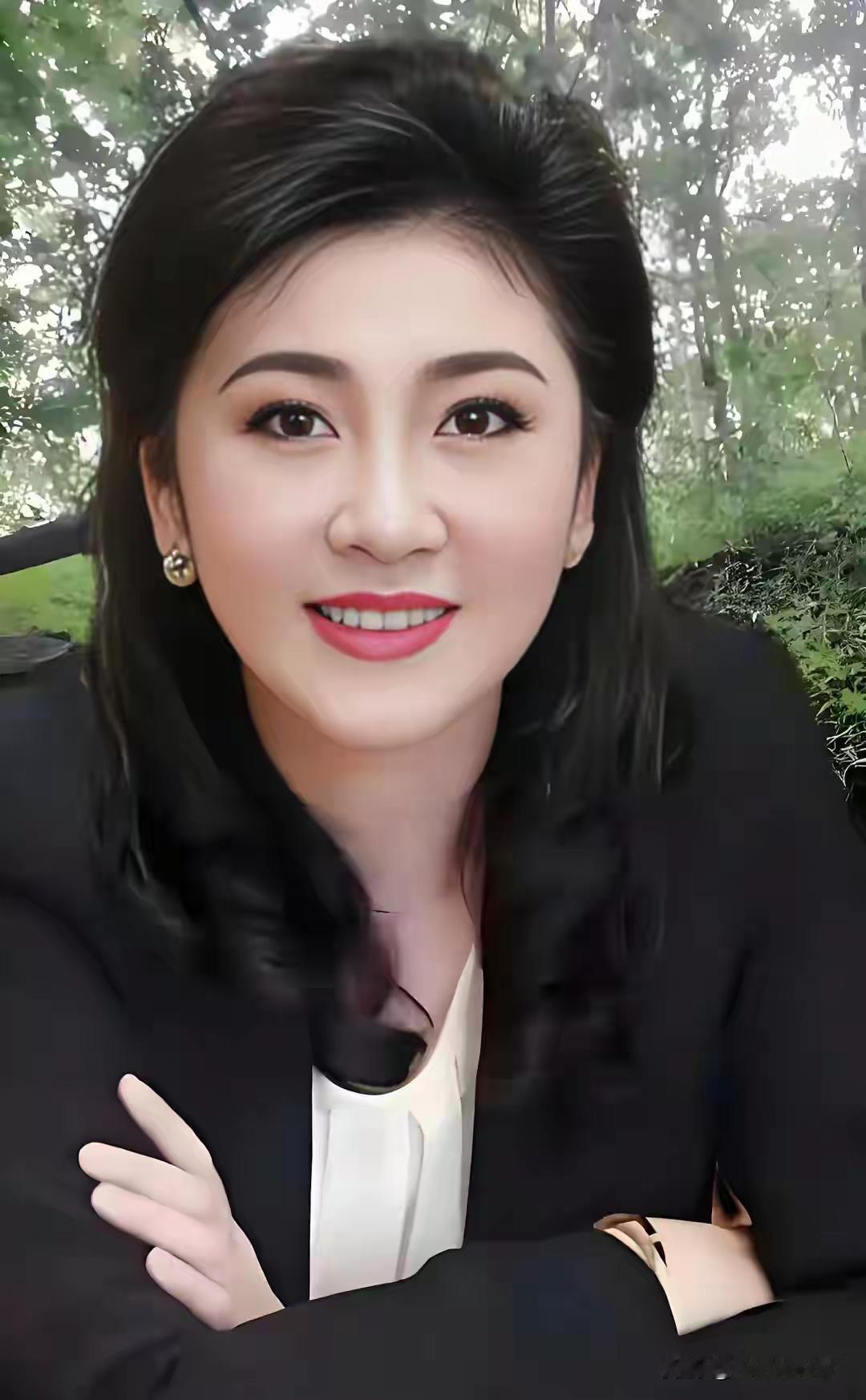 英拉
素颜
写真