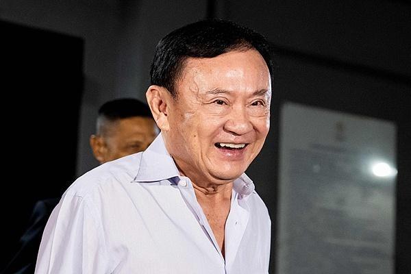 这是又要准备“逃亡”了？在泰国总理选举的前一天，他信带着被解职的女儿佩通坦突然离