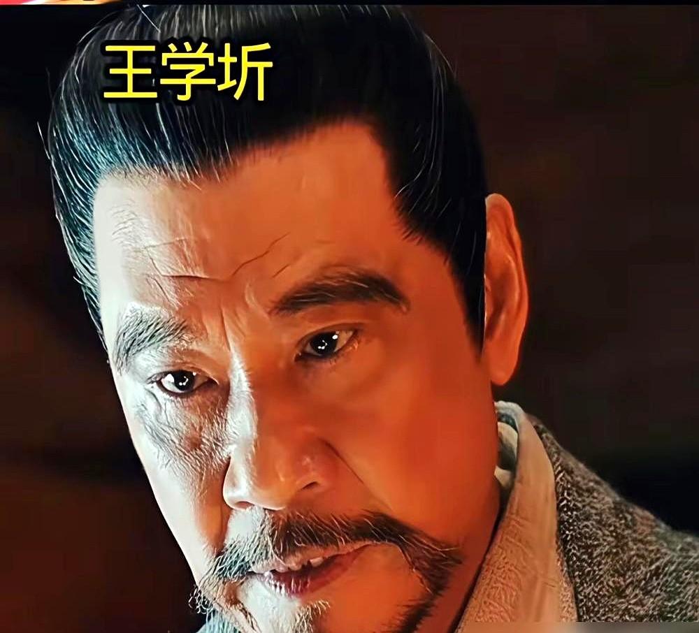 圈内饭局上聊起演皇帝，才知道真不是披上龙袍就行。

陈宝国演嬴政，那股狠劲是真拼