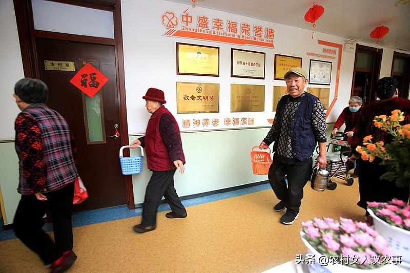 我们姐弟三人经过几个小时的努力，终于成功把老娘安顿在养老院住下了。
酒席过后，客