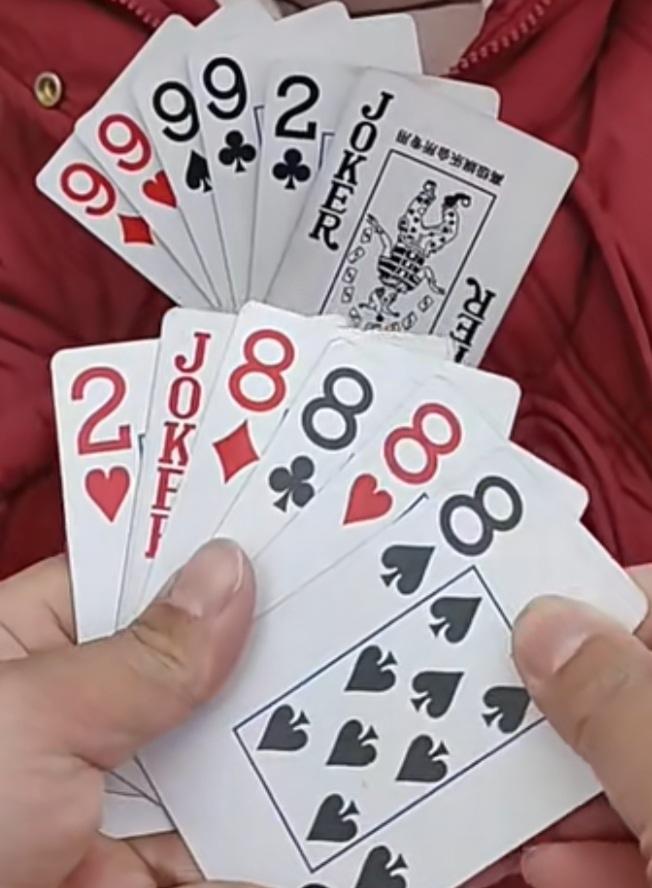 巧解残局。益智游戏，欢乐斗地主，规则有连有带，最多3带1，也可以3不带。下面牌的