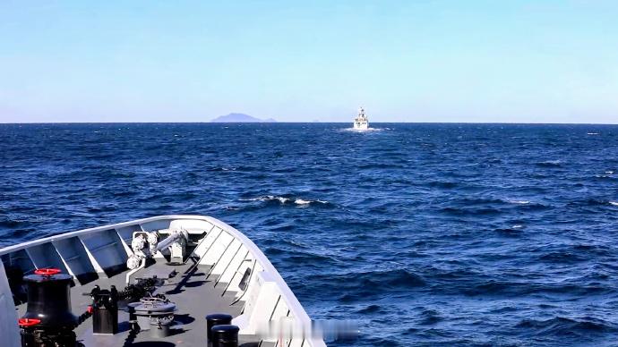 【劈波斩浪！直击海上编队训练震撼现场】近日，北部战区海军某支队组织舰艇编队开展跨