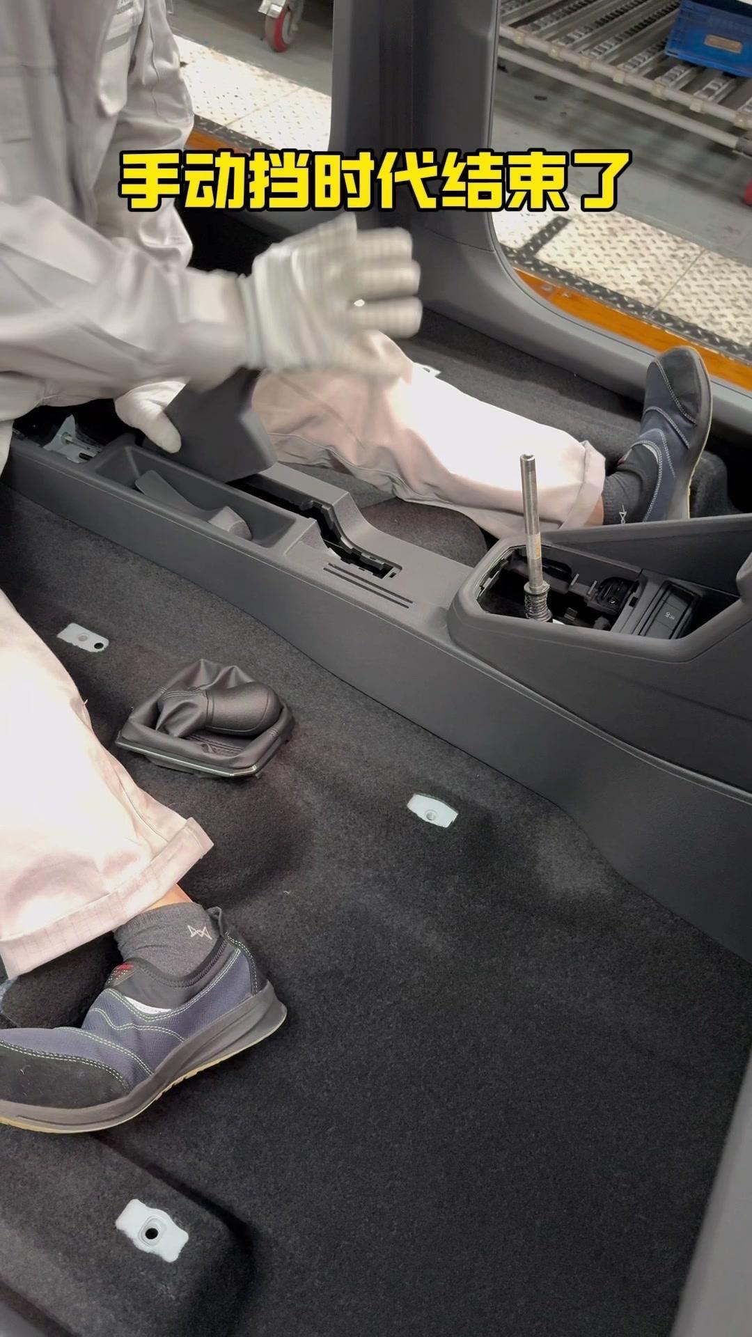 最近发现身边越来越多新车取消了这些配置，不过也有人说老司机才懂它们的妙处。
现在