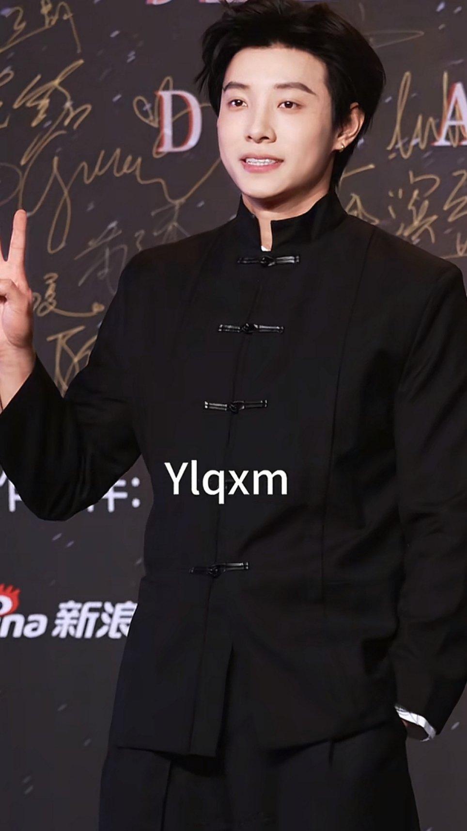 我哥哥每次都笑得这么呆萌😬 