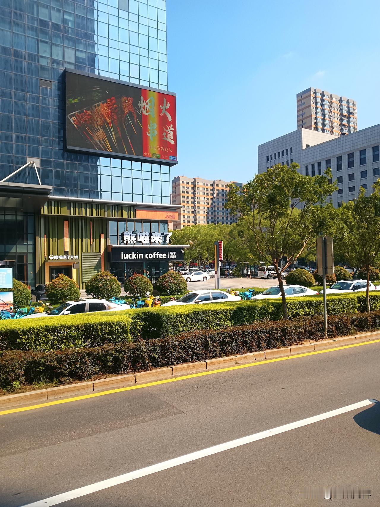 沈阳烟火气太足
走哪都有人气
遍布沈阳大街小巷
这里历来都是发财好地方