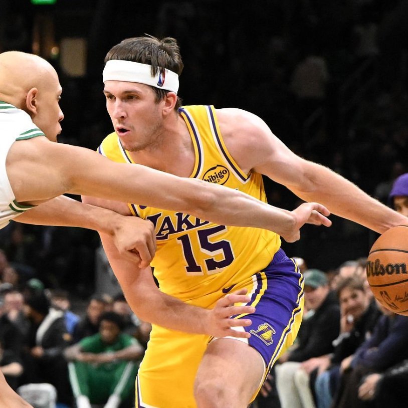 可算下班儿了！今日数据：🌟 33分钟🌟 36 分🌟 8次助攻🌟 3个篮板