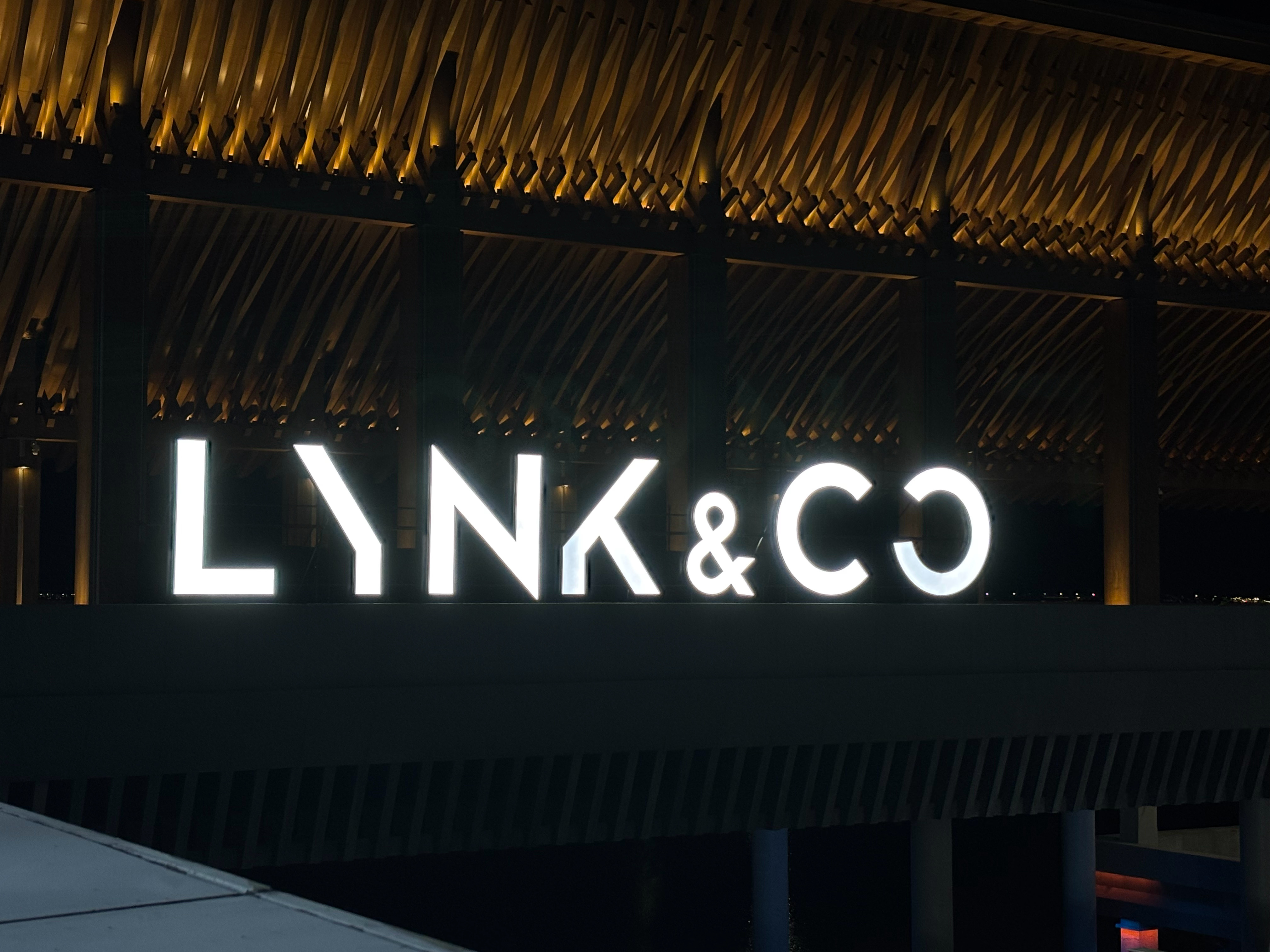 领克logo中间的“&”很像一个坐着发呆的小孩。 ​​​