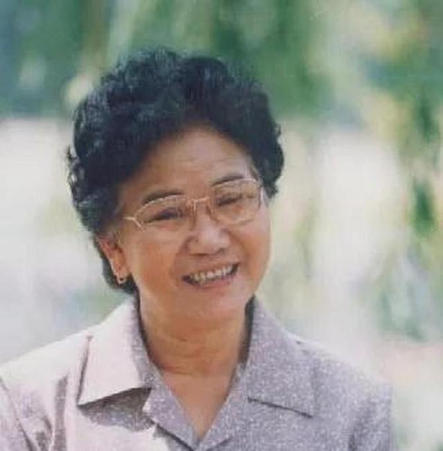 1964年，赵丽蓉的丈夫盛强去世，赵丽蓉才36岁，大姑姐撮合赵丽蓉嫁给小叔子盛弘