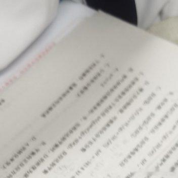 地铁上偶遇一个努力学习的孩子站着也要做卷子，在学校要努力成什么样啊 ​​​
