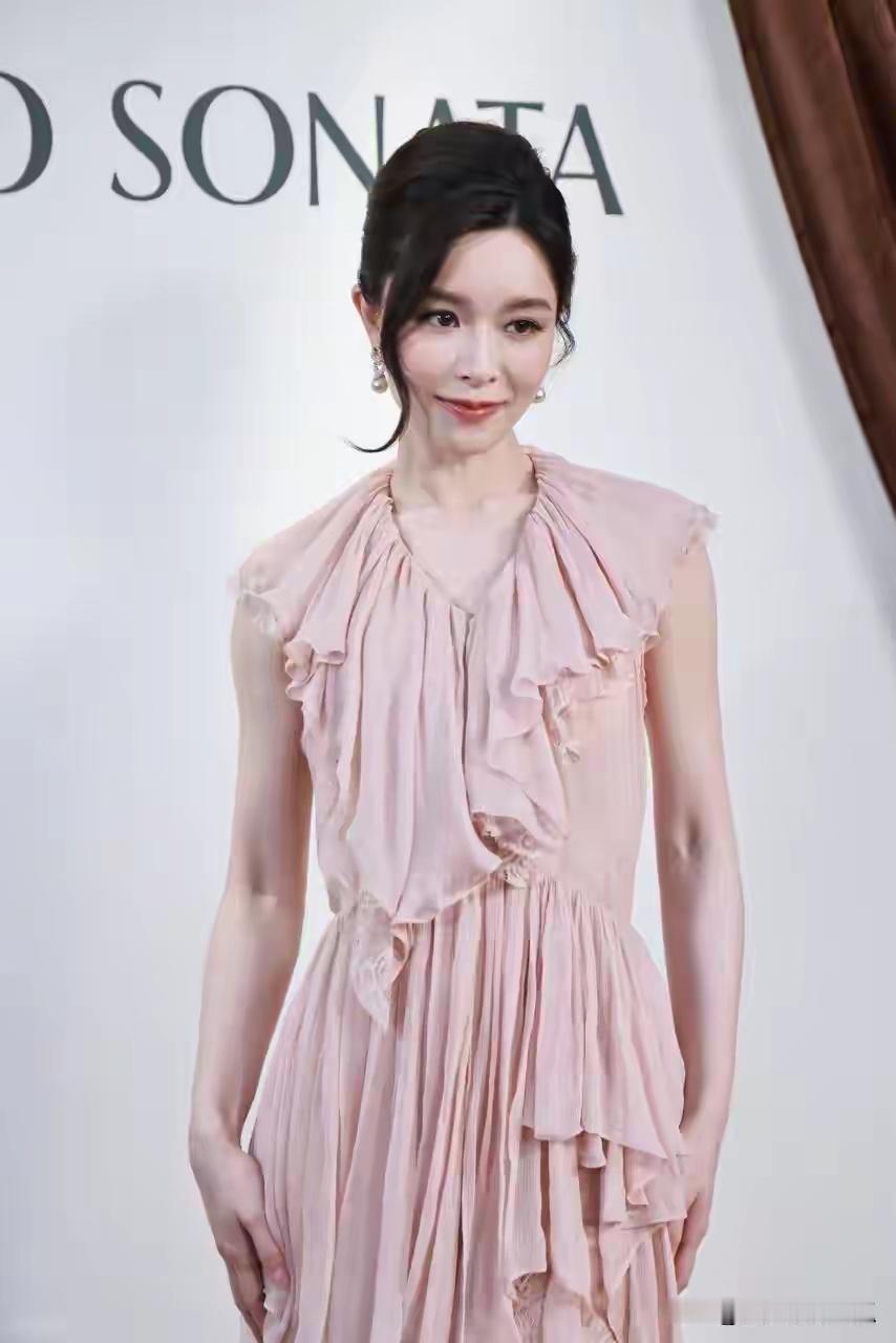 文咏珊现身上海出席活动，身穿粉色连衣裙温婉大方 