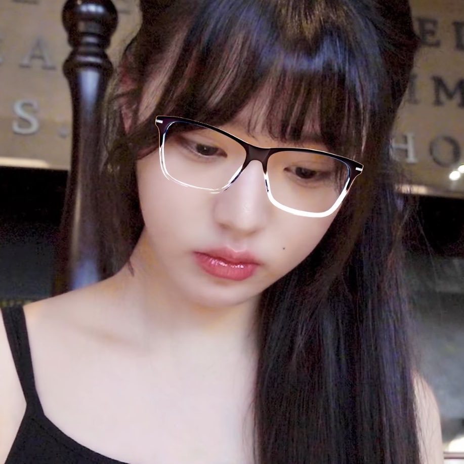 孩子这么认真以为在学习其实是在看菜谱