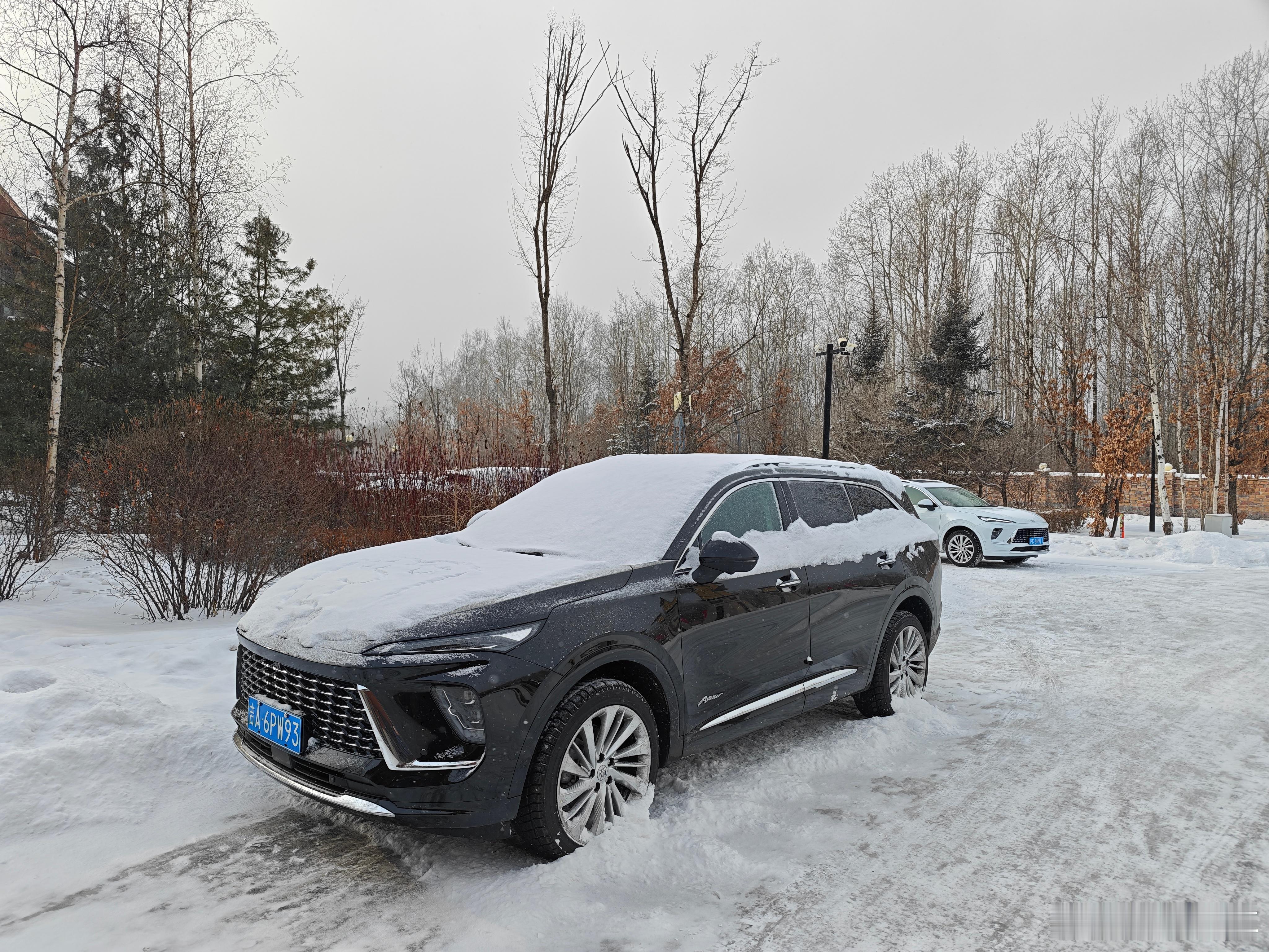 传统车企里为数不多还在邀请媒体冬测燃油车的品牌！这个双拼色的昂科威plus气场真