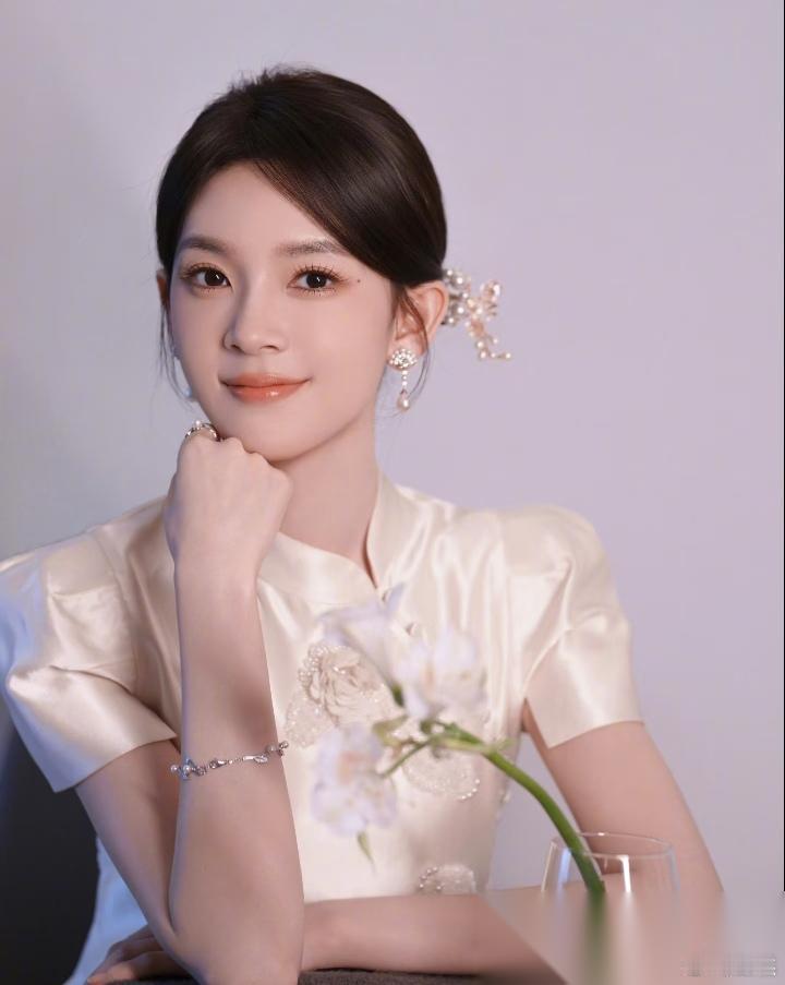 1. 刘雯本身不是爱吃醋的性格，面对井柏然和孙千的荧幕CP，非但没有介怀，反而开