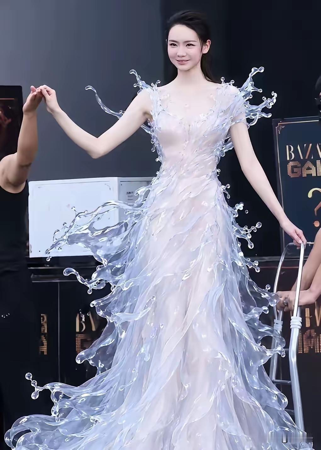 这不活脱脱的一个“提线木偶”吗
9月25日的“芭莎之夜”，戚薇彻底火了一把
一件