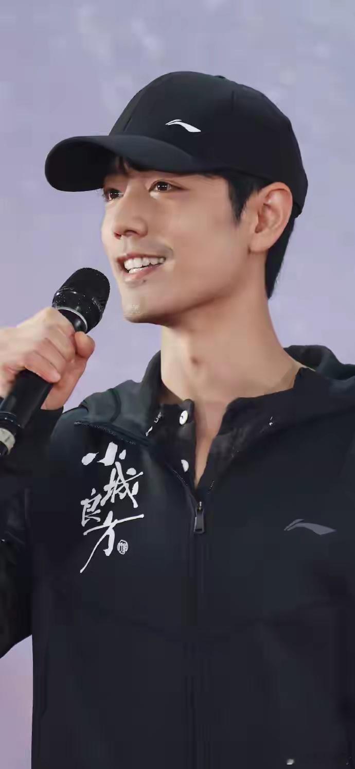 肖战主演的《小城良方》在锦旗开机拍摄，至此肖战集齐内娱四大顶级制作团队大男主，真