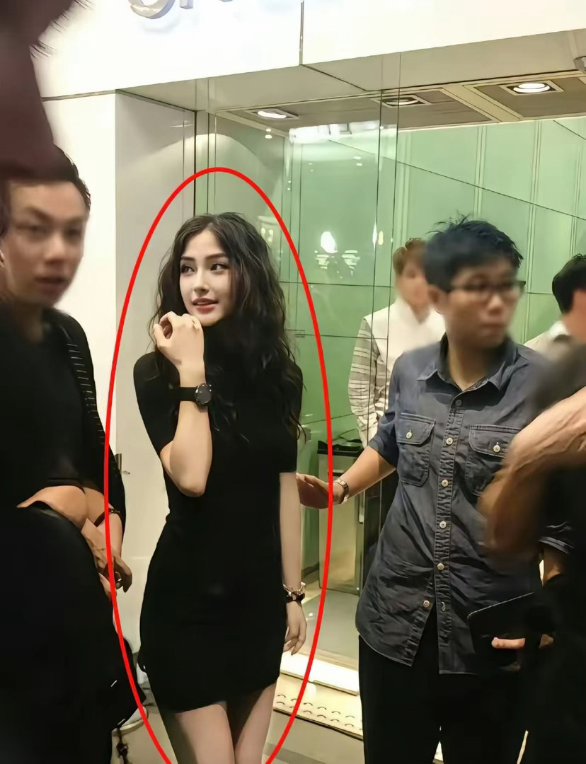 现实中为什么见不到这种呢 ，这姐脸一直都好权威啊！无滤镜无美颜的时代。 