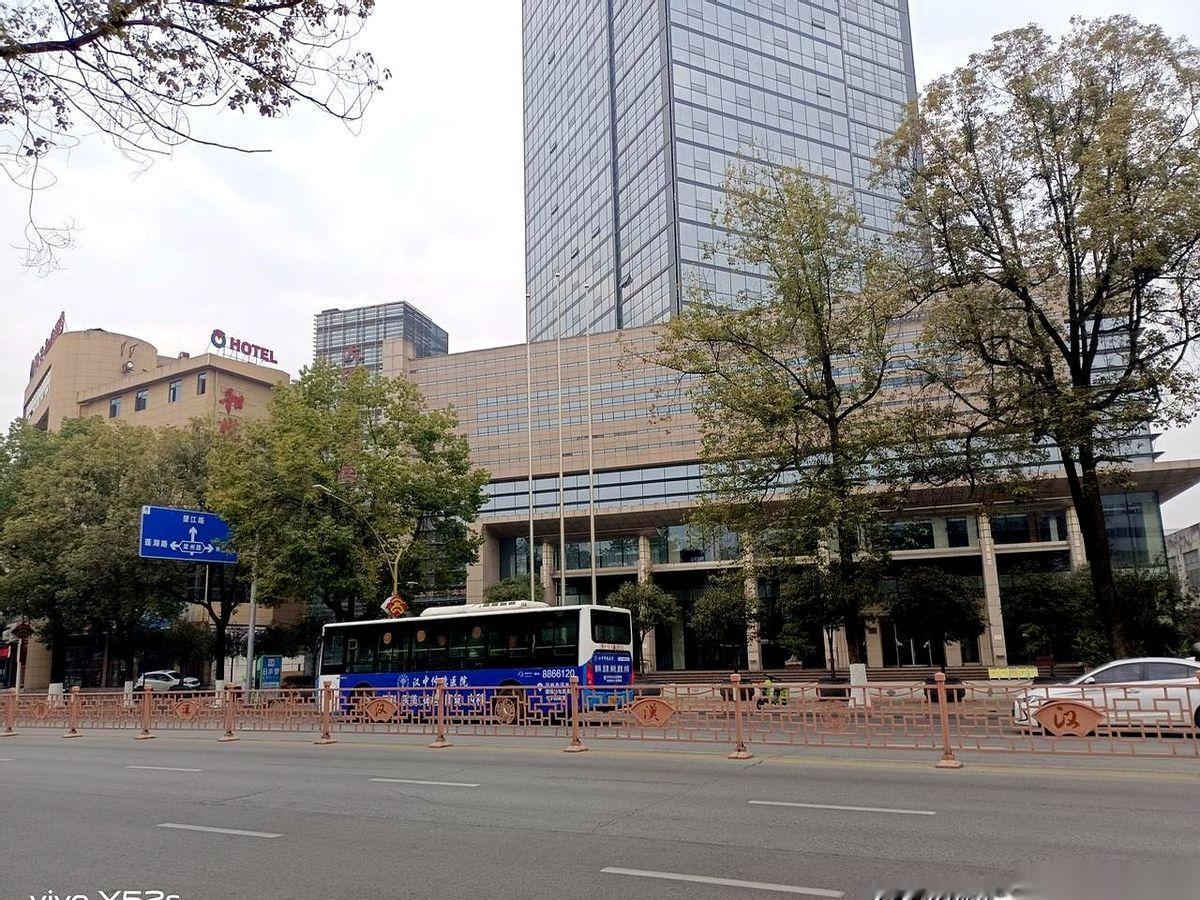 路过大汉天一，黑灯瞎火的。
我把车停在路边，愣了半天神。
真就关了啊。
心里咯噔