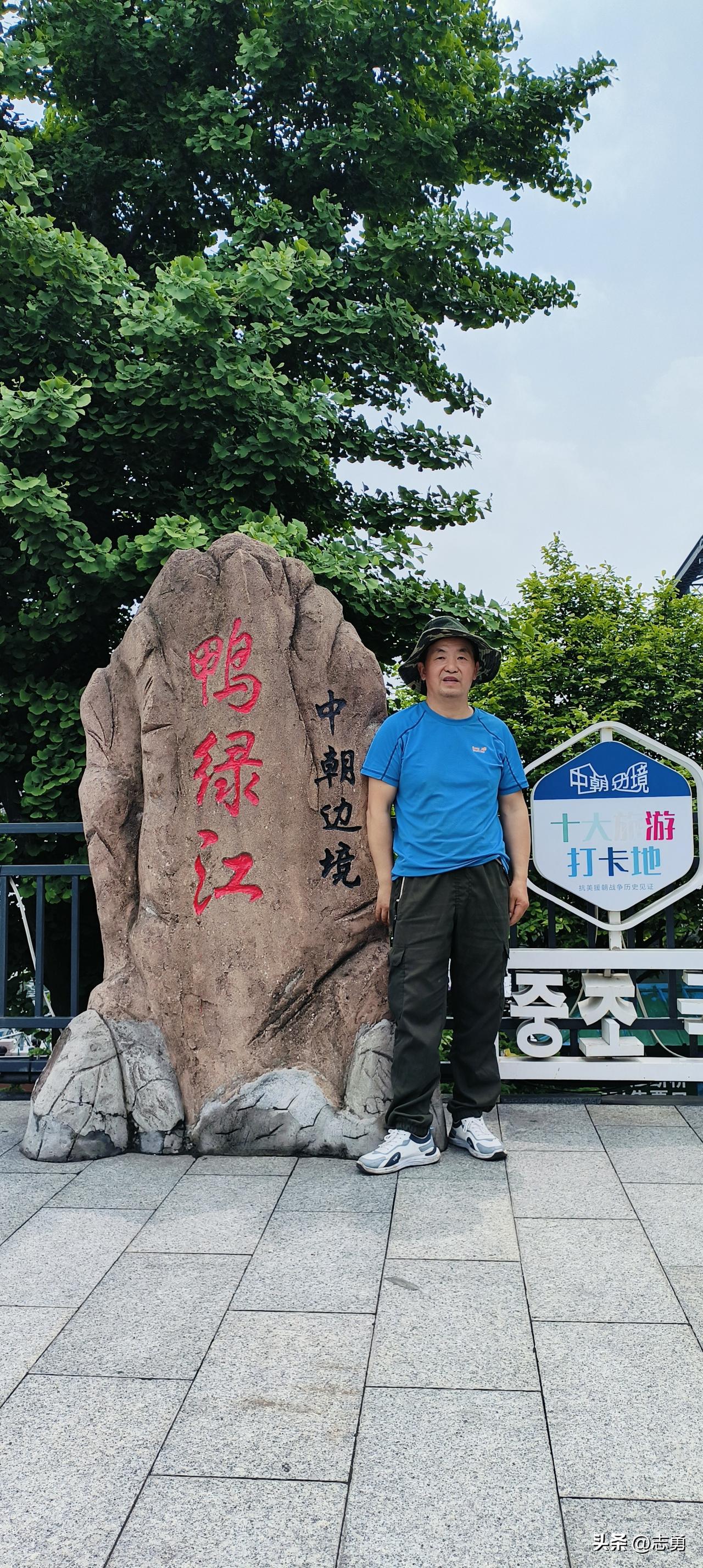 这里坐落于辽宁丹东，是中朝边境极具分量的历史地标鸭绿江断桥。这座钢架铁桥始建于1