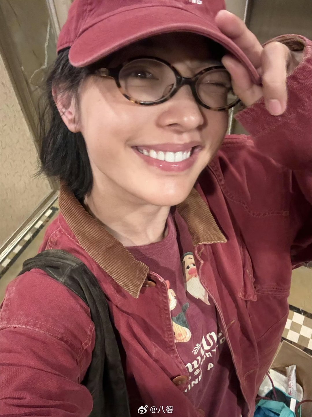 白百何素颜肤色私下被拍到的模样十分接地气，没有精致妆造加持，会有肤色蜡黄、黑眼圈