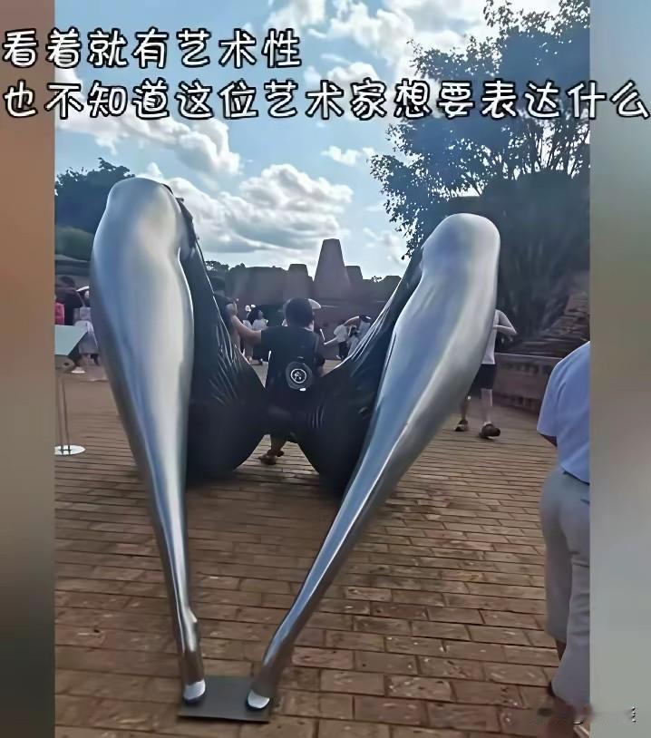 不知道这是哪里的雕塑艺术，看起来非常的别致，但是就是不知道雕塑制造者要表达的主题