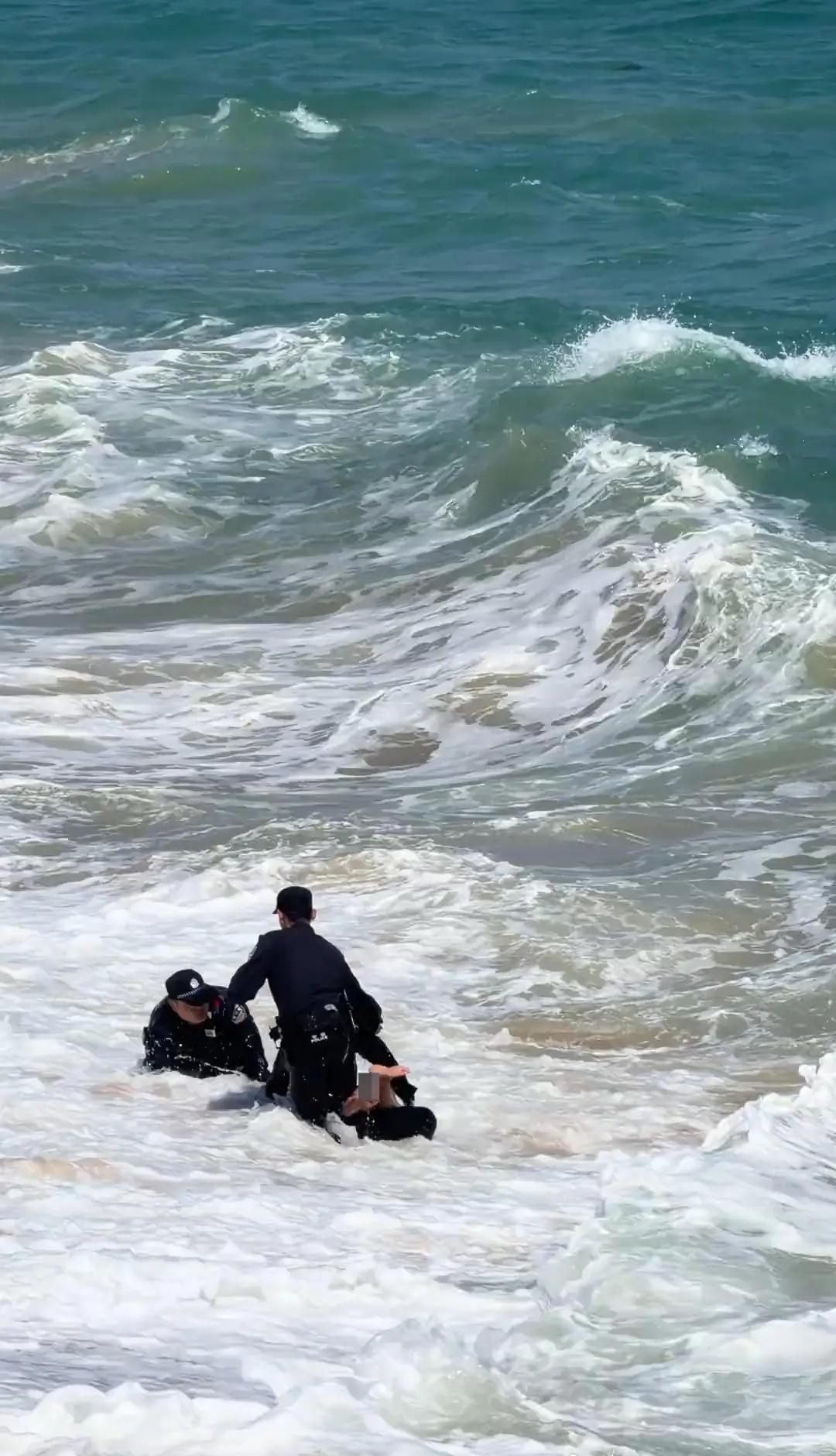 海南陵水一游客不慎被海浪卷走，派出所3名警员合力救回
14日，陵水黎族自治县黎安