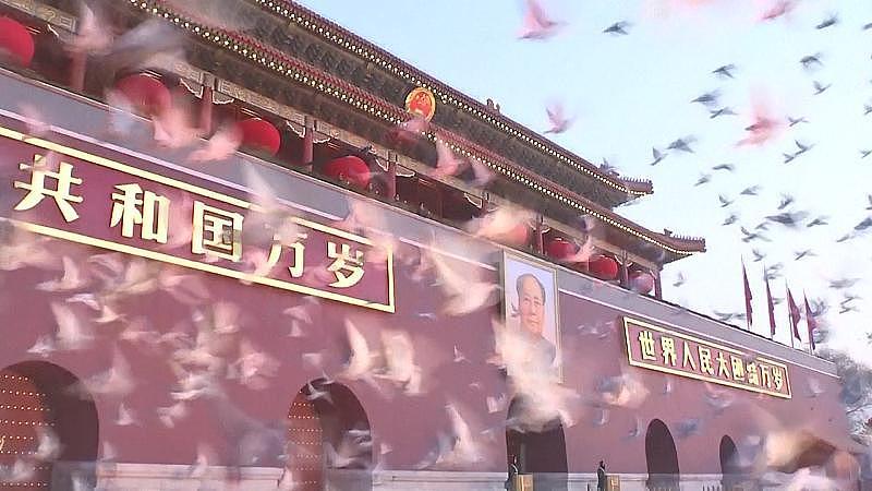 这两天出门晃悠，真的被满城的国旗红戳中了心口最软的地方。
风里裹着桂花甜香，抬头