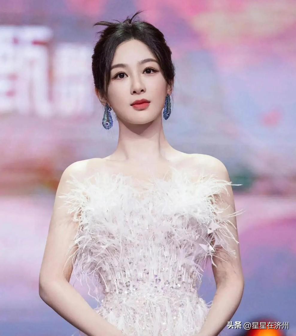 杨紫喜获“白玉兰视后”荣誉，
在最后的颁奖环节，
杨紫说了一句话，
让网友们感觉