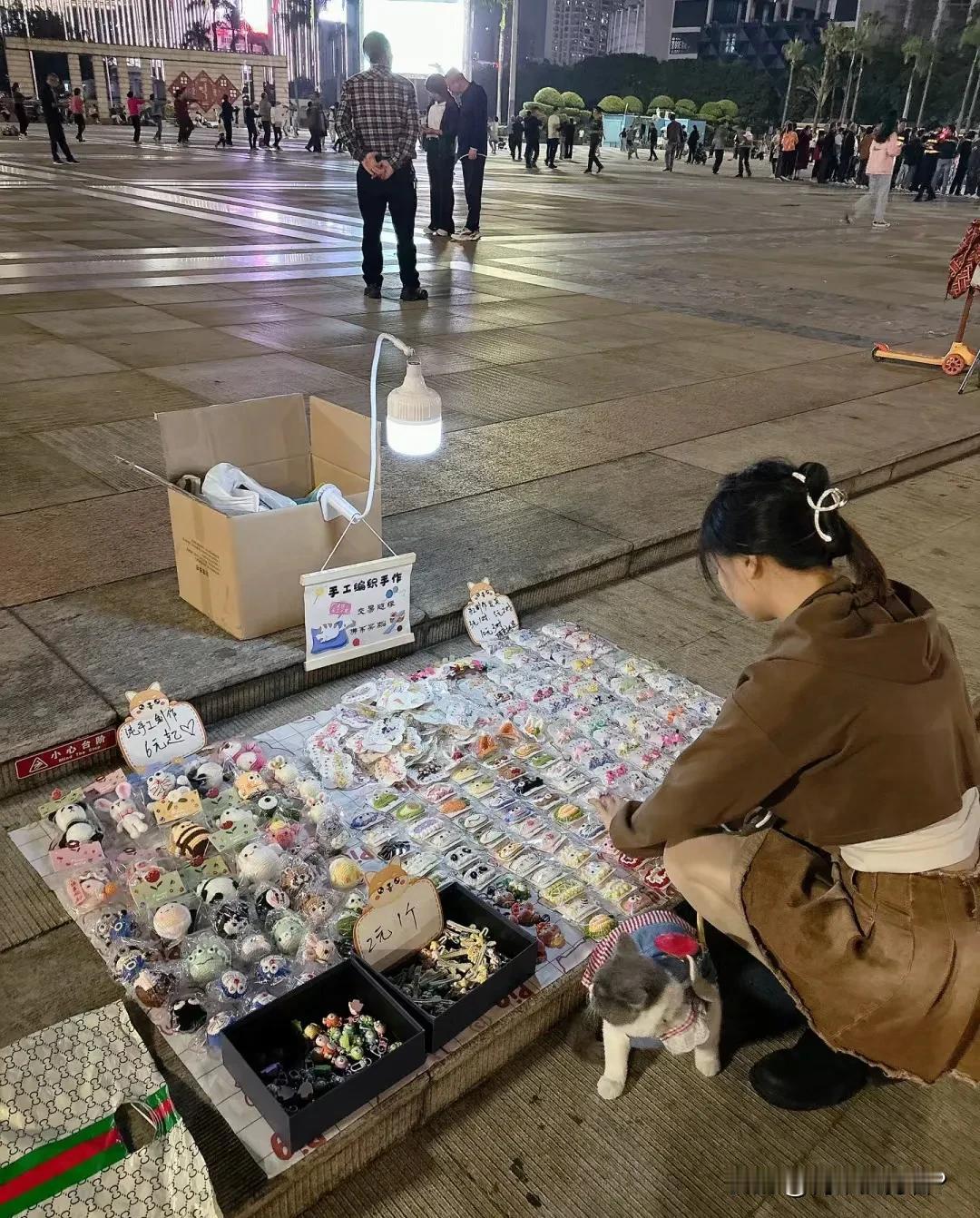 摆地摊虽然并不体面，但却是养家糊口、维持温饱的好生计。每每看到路边有摆地摊的，总