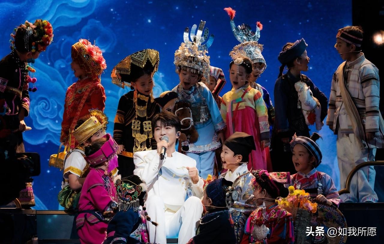 春晚后台是顶级名利场，
人人都忙着“向 上社交”，
周深却揣着钱，专找最没“利用