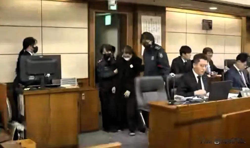 关于您提到的“尹锡悦夫人口罩戴反被搀扶着出庭受审”的消息，目前没有官方或可靠的新