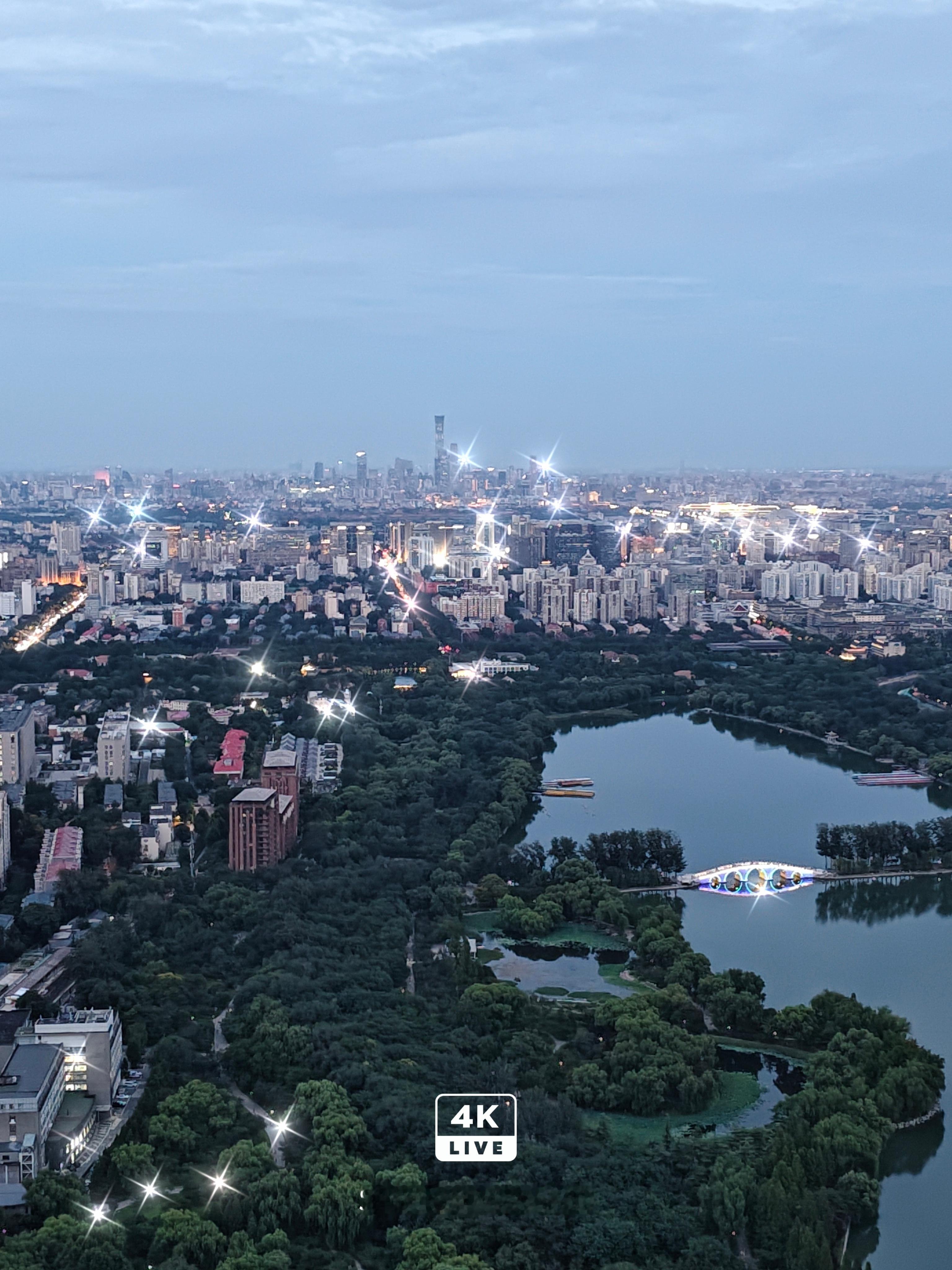 《在电视塔上瞰北京》初秋的傍晚，当夜幕降临，登上北京城市阳台-中央电视塔238米