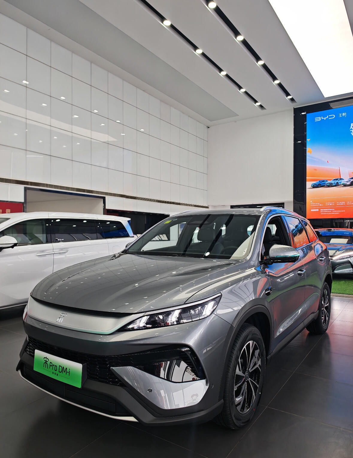 车机支持华为HiCar和Carlink，手机连上车机就能用导航和音乐，无缝切换挺