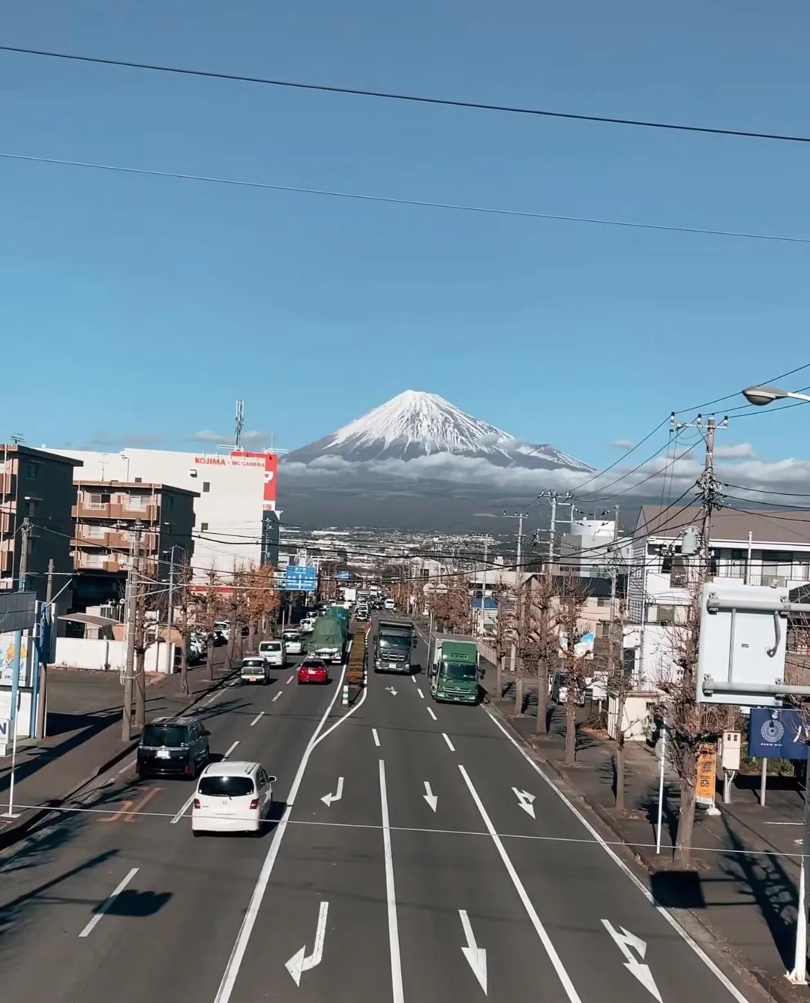 《富士山下》真的是一首很有韵味的歌。每次听都像在看一部爱情电影，那些歌词就像电影