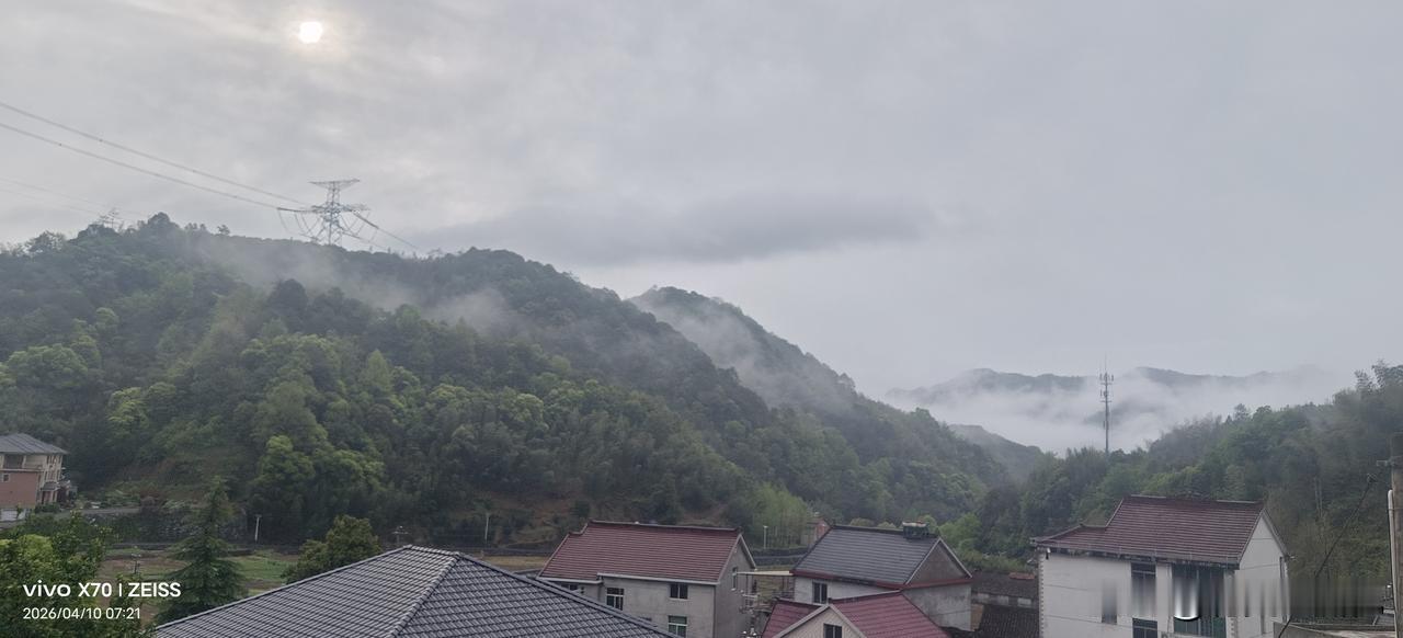 🌿 晨雾山乡图
清晨山乡被薄雾温柔环绕，像一幅晕染开的水墨长卷，仿佛是从仙境“