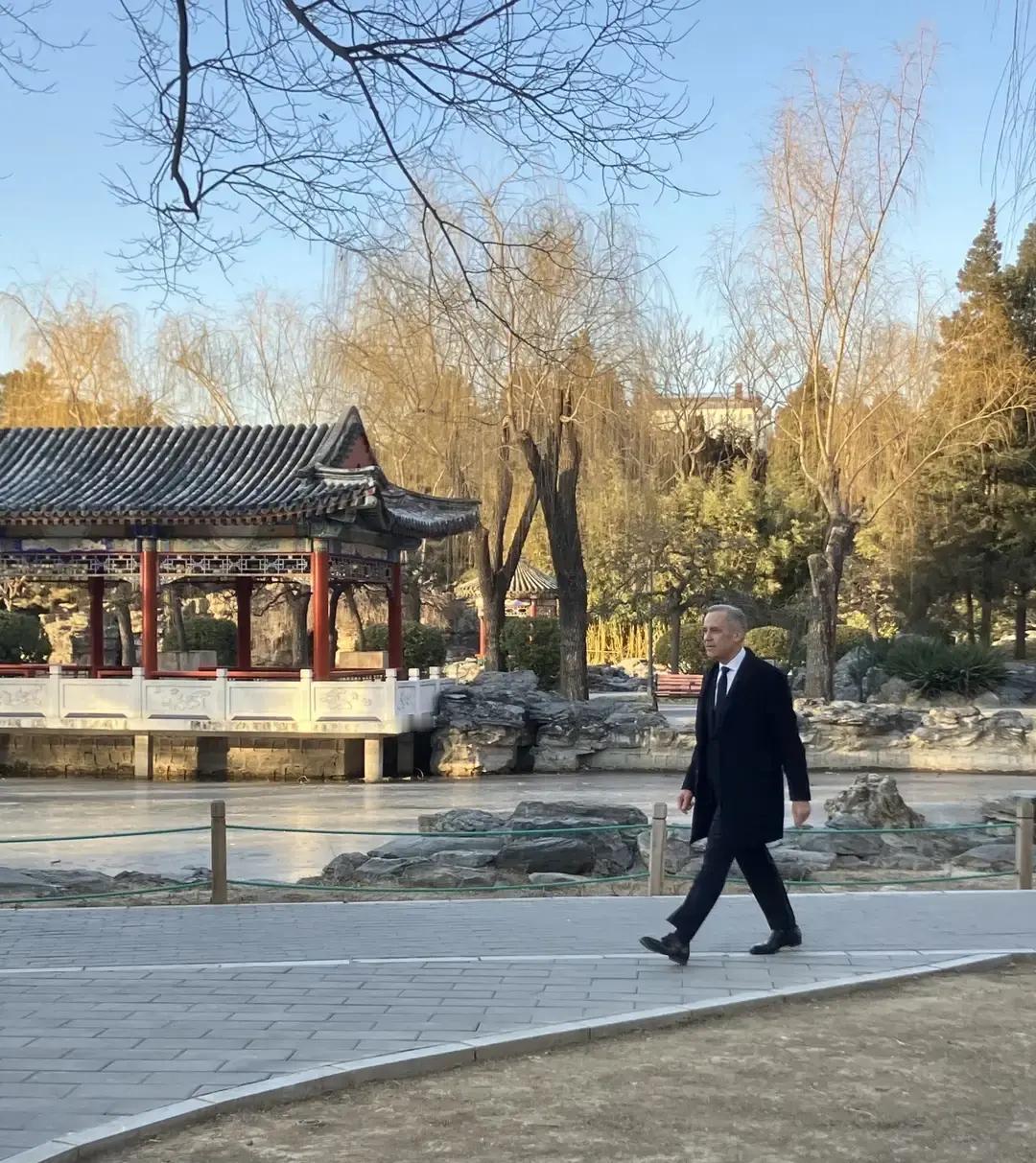 一场零下的露天记者会，让中加关系有点升温的意思。

 
北京接近零下，风刮得人直