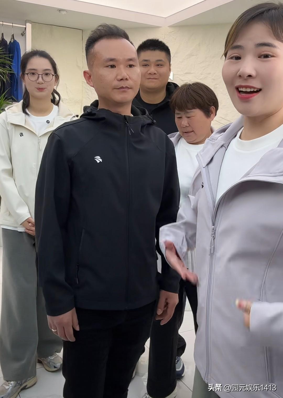 朱进一家又开始直播带货了。是不是亲生父母那边又要眼红了。当初认亲的目的就是直播带