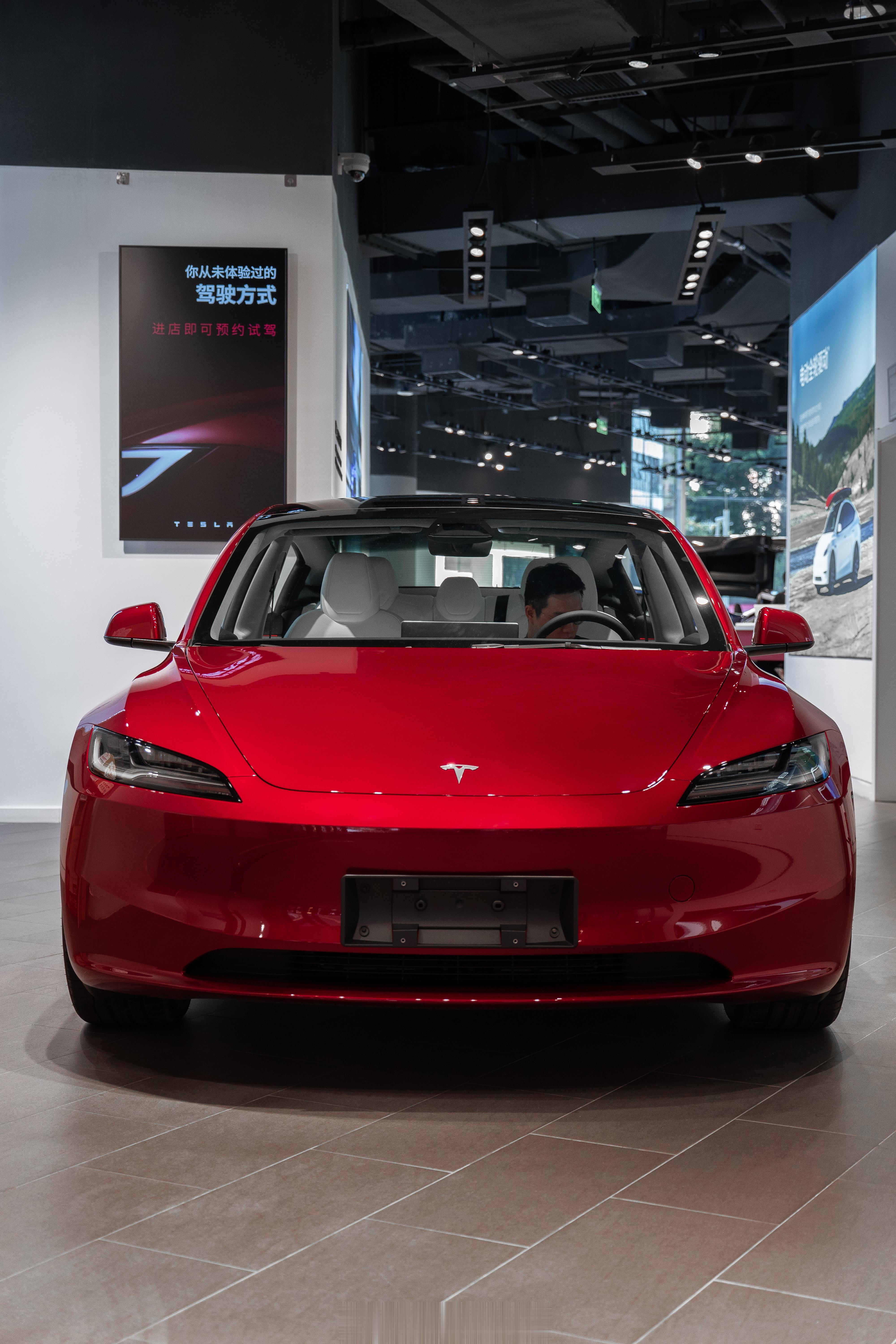 #特斯拉Model3#特斯拉 Model 3 焕新版展车已到店，烈焰红配色让实车