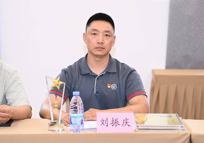 红色快递员刘振庆： “脱下军装依然是党的兵”！五年的军旅生涯给了他钢筋铁骨，更给
