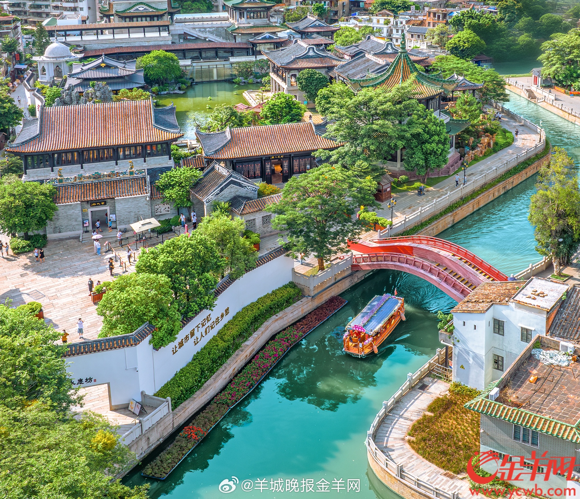 #晚安# 世界按下静音键，月光为你铺好枕头。今天的剧情无论悲喜，都是成长的伏笔。