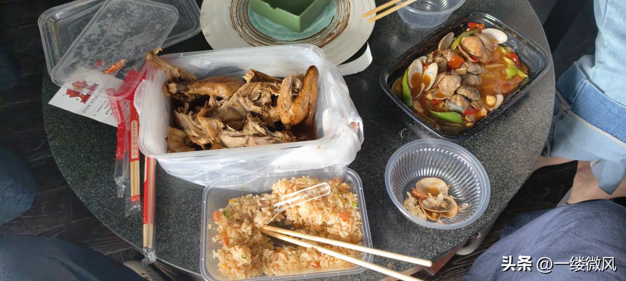 要被表弟笑飞了。
一锅鸡汤，辛辛苦苦提了一路走到车库停车的时候，没停稳全部倒地上