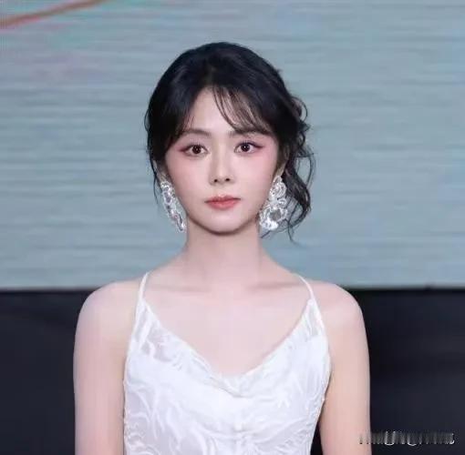 我可以接受谭松韵没结婚，
也可以接受她已经36岁了，
但是我不能接受，36岁的谭