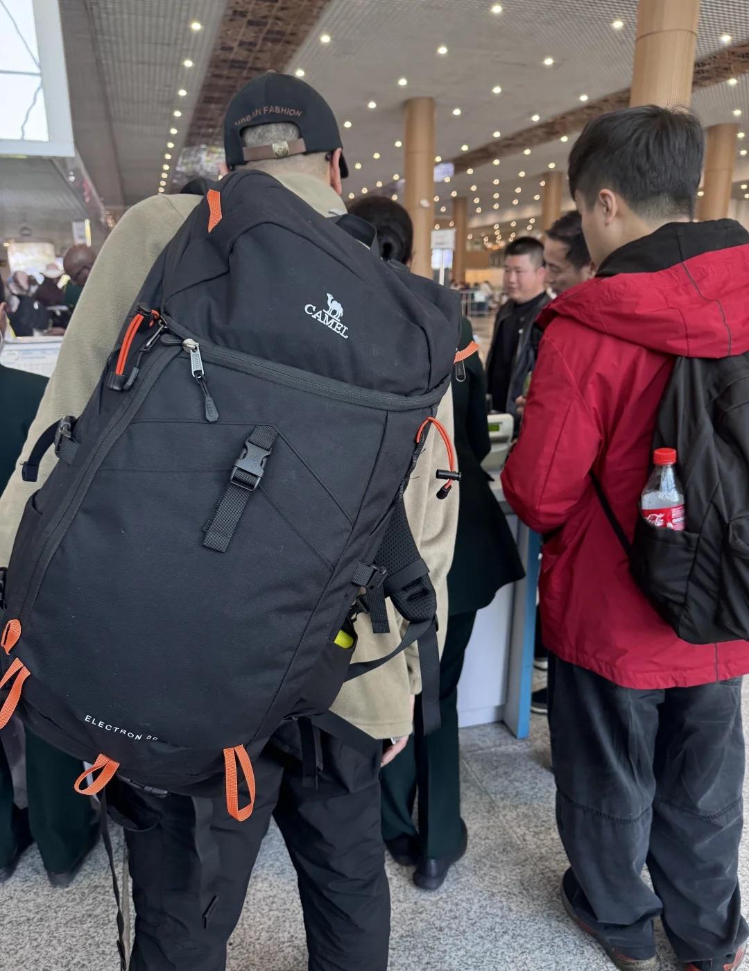 急 埃塞俄比亚机场机票超卖 不让中国人登机
机场工作人员在我们一行人十几个人不知