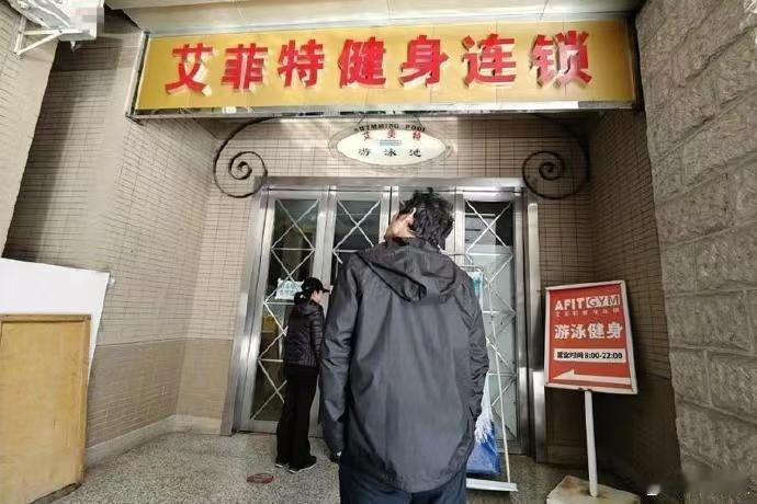 【 3名救生员脱岗致14岁男孩溺亡  】 3名救生员脱岗14岁男孩泳池溺亡   