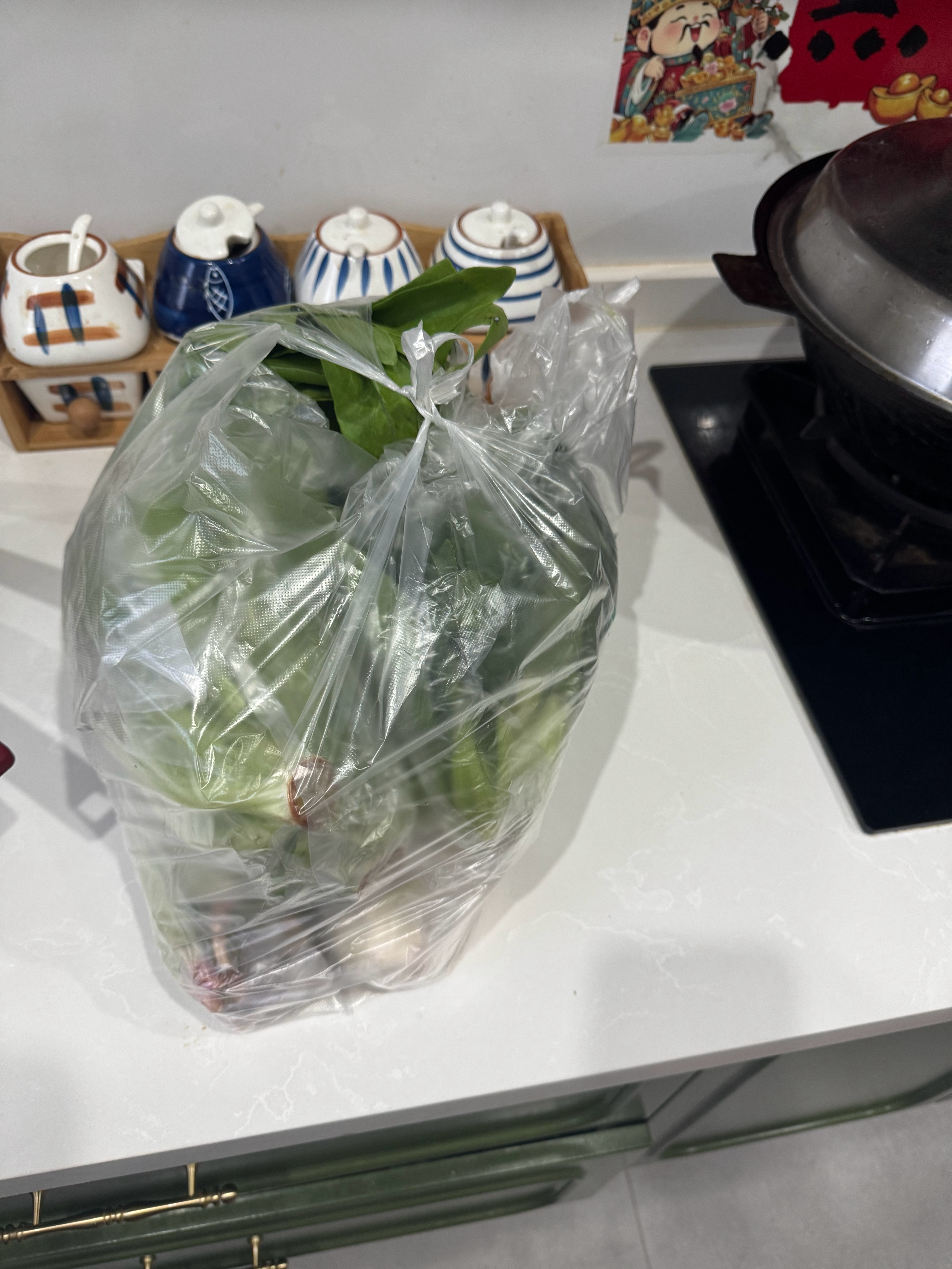 回家和媳妇一起做饭，哈哈。她是个非常不喜欢做饭的人，还非常反对我吃外卖。因为最近