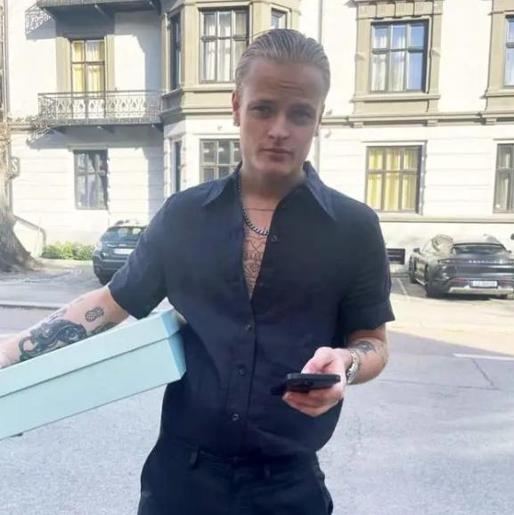 二战前的欧洲王室风光无限，二战后的王室为了改变自己的形象，对于婚配问题放松了不少