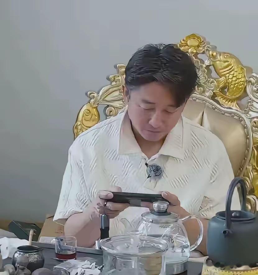几亿身家的拳王邹市明退役后只想窝在家打打游戏，钱存银行每年光利息也有400多万。