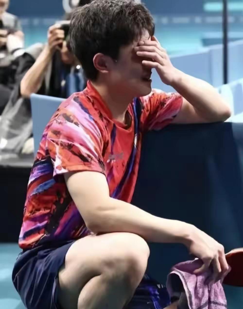 还是把话说得太满了
 
赛前喊着非冠军不拿
 
口气大得能吹翻赛场
 
结果决赛