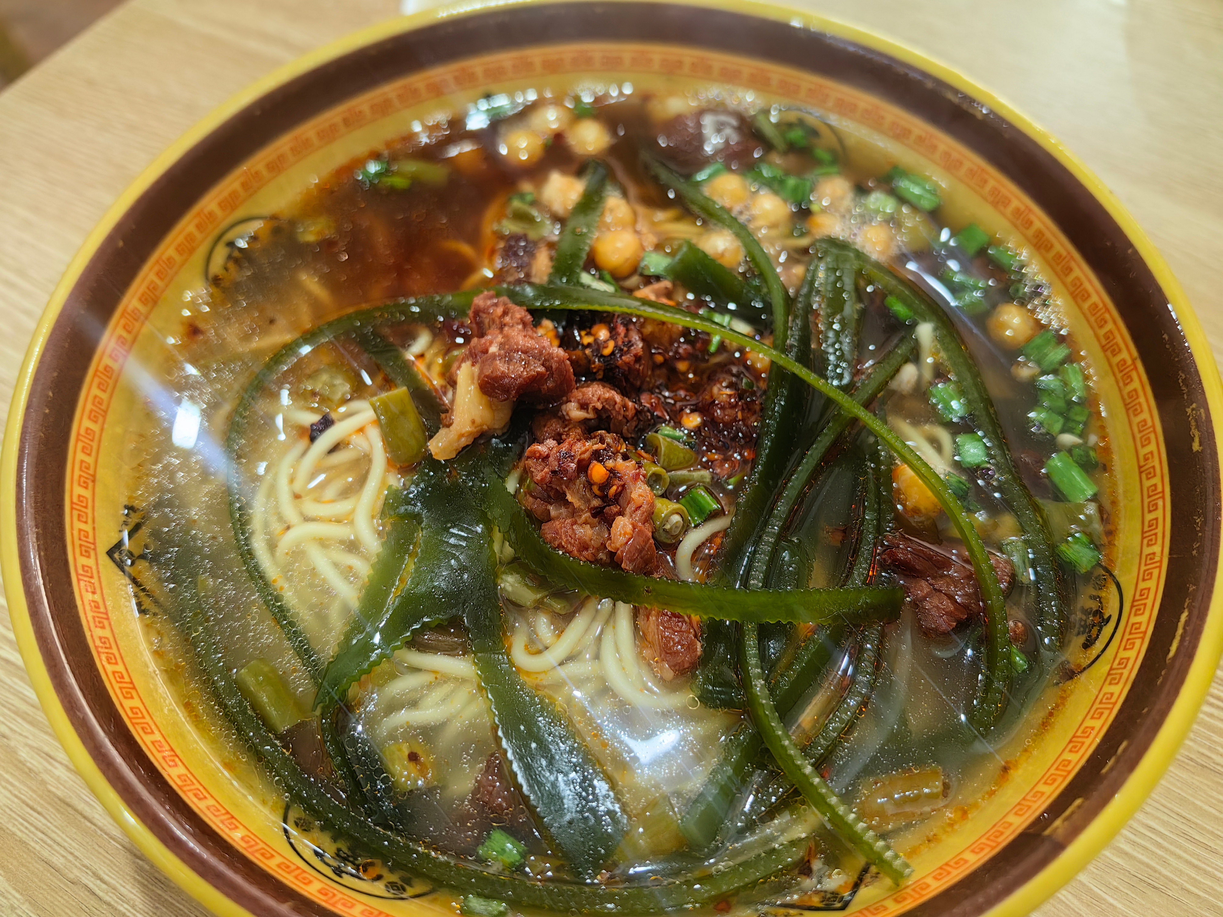家常菜[超话] 鱼汤，蟹肉马蹄葱花煎蛋，西葫芦，红烧牛肉面。 ​​​
