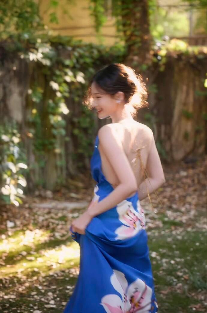 名字里有1️⃣是一，来看李一桐美图，好像清晨阳光下盛开的一株蓝色妖姬[憧憬]李一