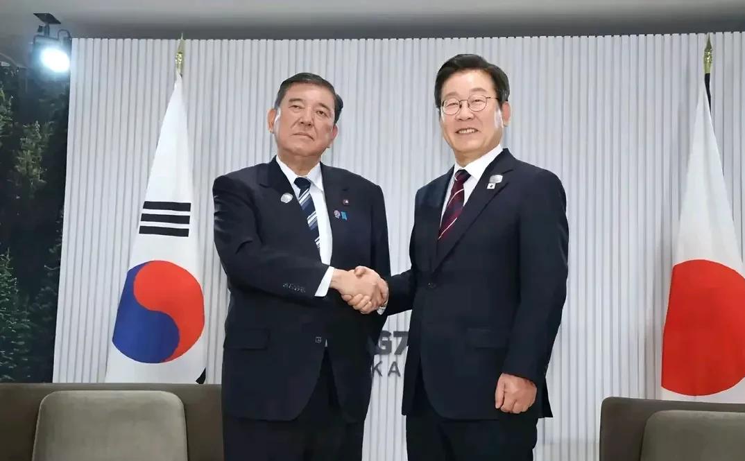 东京消息，李在明访日其间，称石破茂是亲人朋友，对日本大加赞扬，说日本样样都很好。